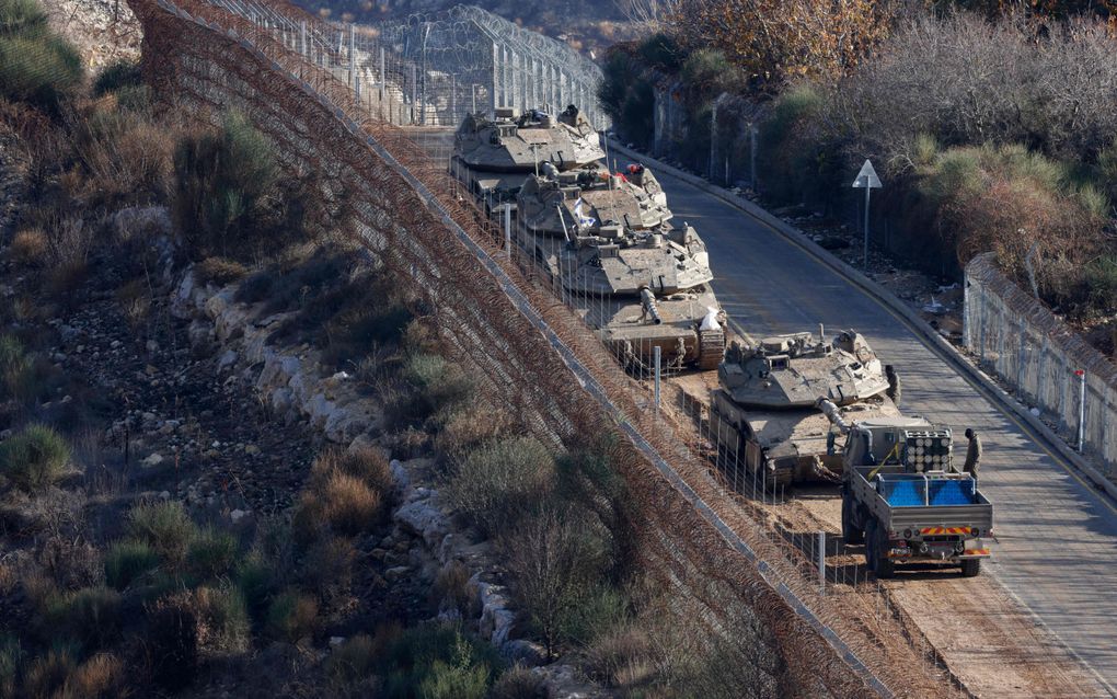 Israëlische tanks nemen posities in aan de grens tussen Israël en Syrië. beeld AFP, Jalaa Marey