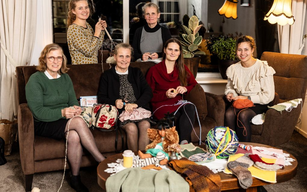 Enkele dames die horen bij De bezige brei. Staand v.l.n.r.: Anja jr., Anja sr. Zittend: Evelien, Marja, Esther en Helena. beeld André Dorst