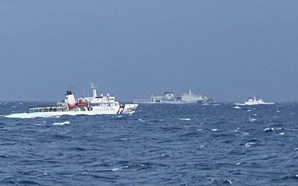 De Taiwanese kustwacht houdt een Chinees schip (m.) in de gaten in wateren ten oosten van Taiwan. beeld AFP, Taiwanese kustwacht