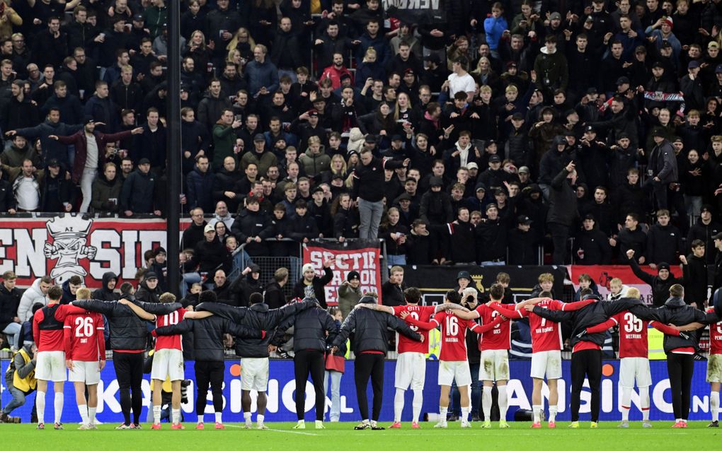 Spelers van AZ vieren de overwinning met hun fans na afloop van de wedstrijd tegen Ajax, afgelopen zaterdag. Het duel werd ontsierd door antisemitische leuzen. beeld ANP, Olaf Kraak