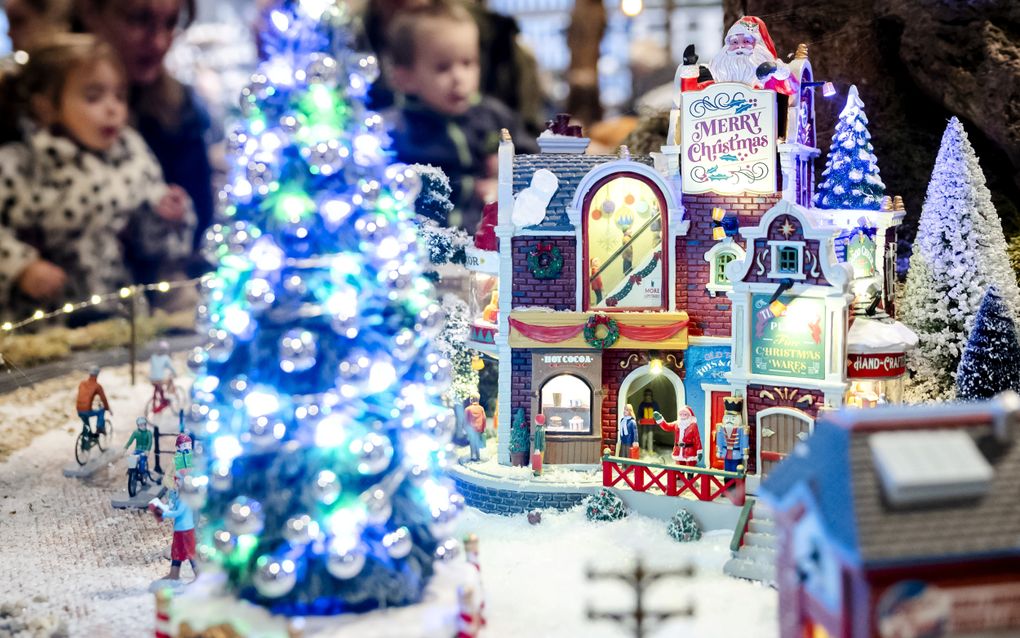 Bezoekers van de kerstshow in tuincentrum Intratuin. De kerstshow in het tuincentrum is in dertig jaar tijd uitgegroeid tot de grootste van Nederland. beeld ANP, Sem van der Wal