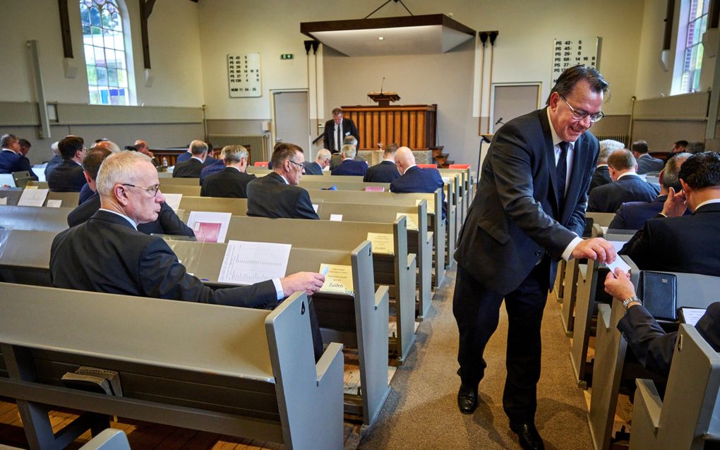 In Rijnsburg heeft op 21 juni de eerste vergadering van de generale synode van de Christelijke Gereformeerde Kerken plaats. Stembriefjes worden opgehaald. beeld RD, Fred Libochant