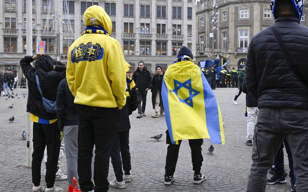 Supporters van Maccabi Tel Aviv op de Dam in Amsterdam in aanloop naar de wedstrijd tegen Ajax. In de nachtelijke uren na de wedstrijd worden verschillende Israëlische supporters opgejaagd en belaagd. De zogenoemde Jodenjacht zorgt voor politieke afschuw en angst onder de Joodse gemeenschap in Nederland. De politie pakt vijf daders op. beeld ANP, Peter Hilz