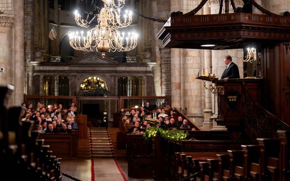 Ds. G. Clements sprak dinsdagavond in de Goudse Sint-Jan over het woord ”aandoen”, het eerste woord dat Alexander Comrie in zijn ”ABC des geloofs” uitwerkt. beeld Cees van der Wal