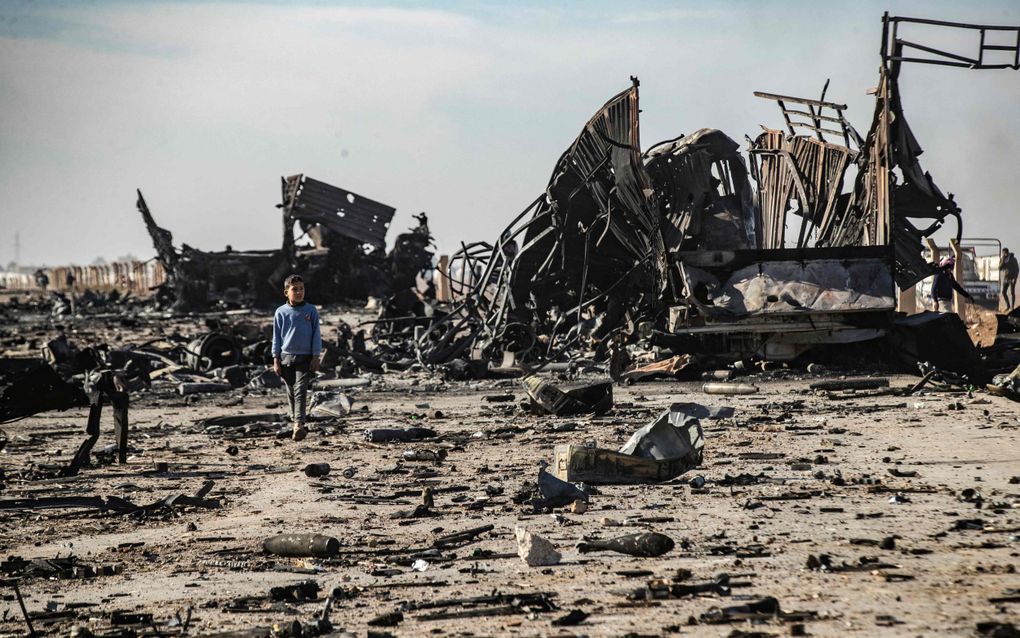 Verwoest Syrisch militair materieel in de buurt van de noordoostelijke stad Qamishli. Israël vernietigde de afgelopen dagen zo’n 80 procent van de Syrische militaire infrastructuur. beeld AFP, Delil Souleiman