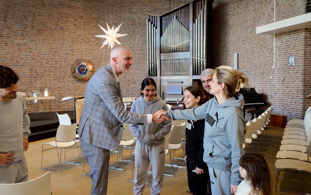 Directeur Jan Wolsheimer van CAMA Zending maakt kennis met het gezin Babayants, dat kerkasiel krijgt in de Open Hof in Kampen. Wolsheimer werkte mee aan de voortdurende kerkdienst in de Open Hof. beeld Dick Vos