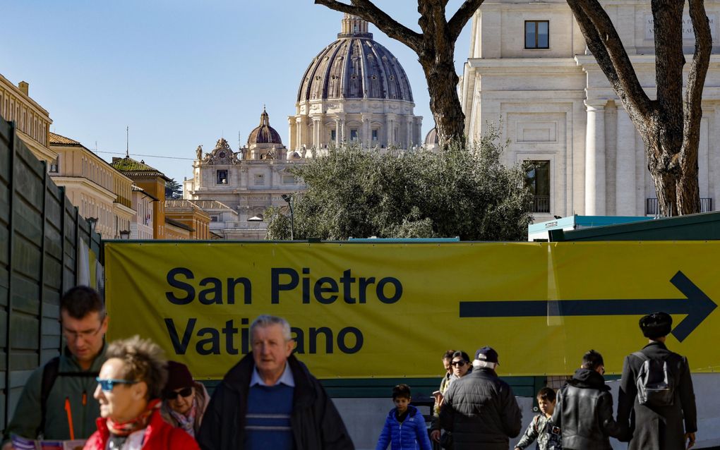 Overal in Rome worden voorbereidingen getroffen voor het Jubeljaar of Heilig Jaar van de Rooms-Katholieke Kerk, dat dinsdag officieel begint met het openen van een bronzen deur van de Sint-Pieter in Vaticaanstad. Er worden komend jaar 32 miljoen pelgrims verwacht. beeld EPA, Fabio Frustaci