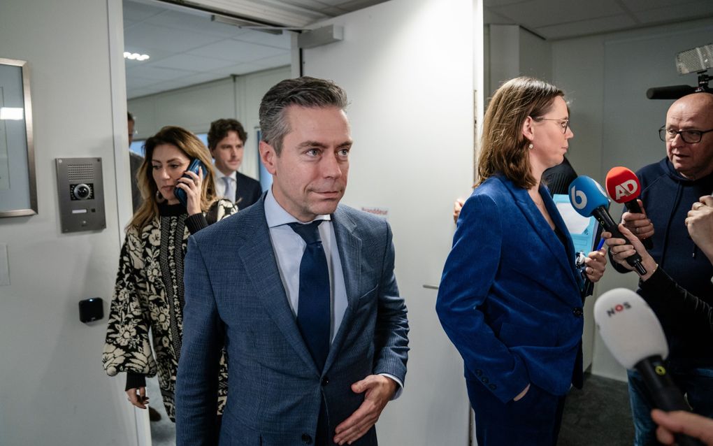 Dilan Yesilgoz (VVD), Henri Bontenbal (CDA), Chris Stoffer (SGP) en Mirjam Bikker (ChristenUnie) woensdag tijdens een schorsing van een gesprek over de onderwijsbegroting. beeld ANP, BART MAAT