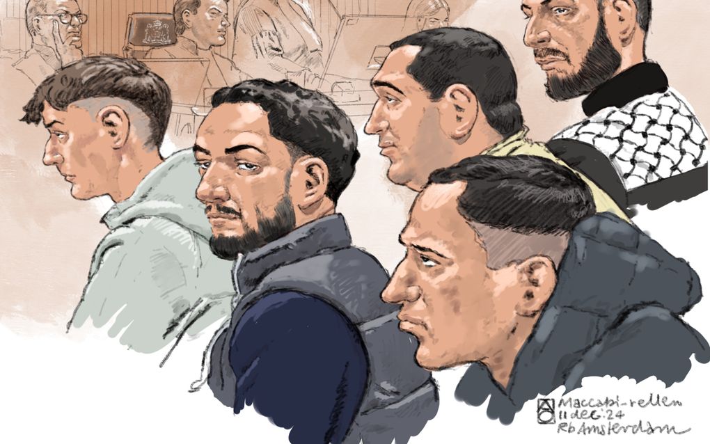 Rechtbanktekening van verdachten (v.l.n.r.) Lucas D., Rachid Q., Sefa Ö., Mahmoud A. en Mohammed B. De mannen verschenen één voor één voor de rechter, dus niet met z’n vijven tegelijk. Ze worden verdacht van betrokkenheid bij onder meer de Jodenjacht  na de voetbalwedstrijd Ajax-Maccabi Tel Aviv op 7 november. beeld ANP, Aloys Oosterwijk