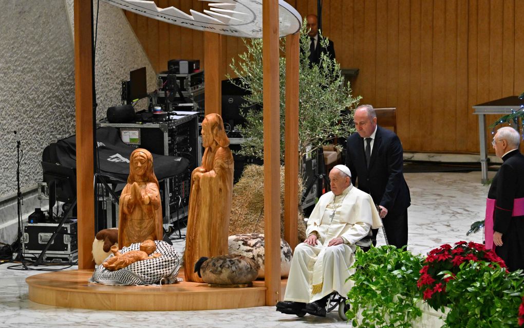 Paus Franciscus bij de kerststal ”Geboorte van Bethlehem 2024” in de Paus Paulus VI-aula in Rome, afgelopen zaterdag. beeld AFP, Andreas Solaro