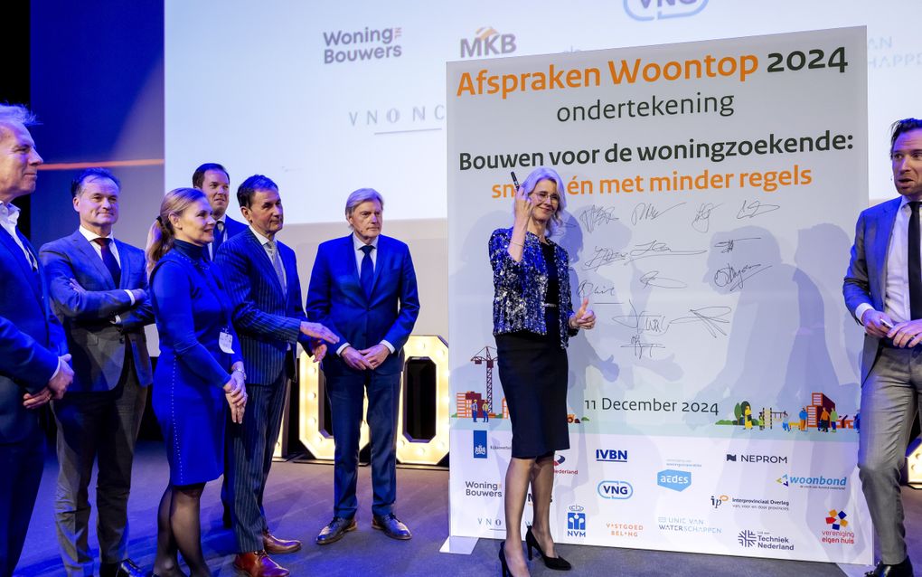 Minister Mona Keijzer van Volkshuisvesting en Ruimtelijke Ordening tekent als laatste van alle betrokken partijen de afspraken om de woningbouw in een hogere versnelling te brengen. beeld ANP, Robin van Lonkhuijsen