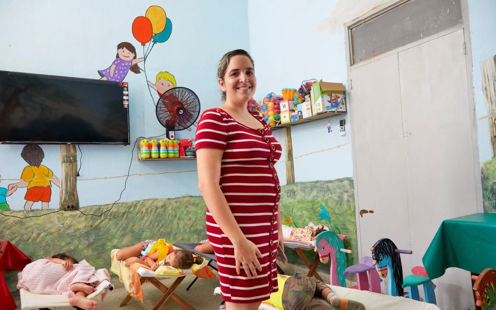 Elisabeth, hoofd van de kinderopvang van de kerk in de stad Sancti Spiritus, met achter haar slapende gastjes. beeld Jaco Klamer