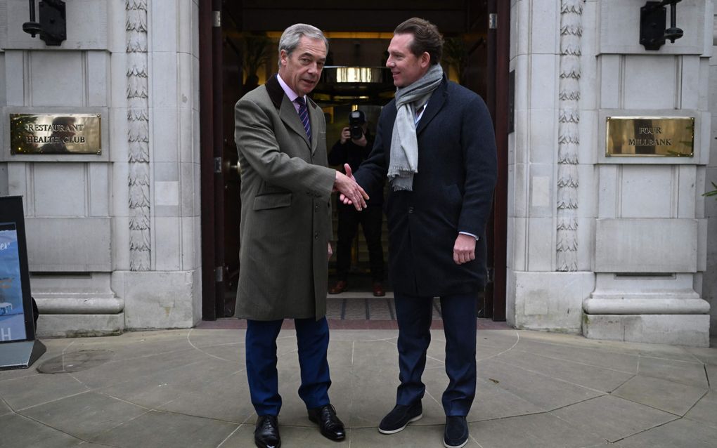 Voormalig suikeroom van de Conservatieven Nick Candy (rechts) poseert met Reform UK-leider Nigel Farage (links). Candy is een van de vele Tories die overstapt naar Reform. beeld AFP, Justin Tallis