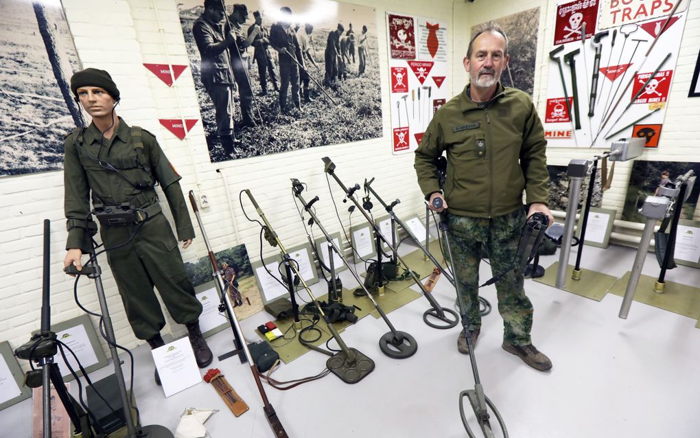 Adjudant Herwin Bührmann toont op de kazerne in Soesterberg materiaal dat gebruikt werd tijdens het ruimen van munitie in de bossen bij Apeldoorn. beeld VidiPhoto