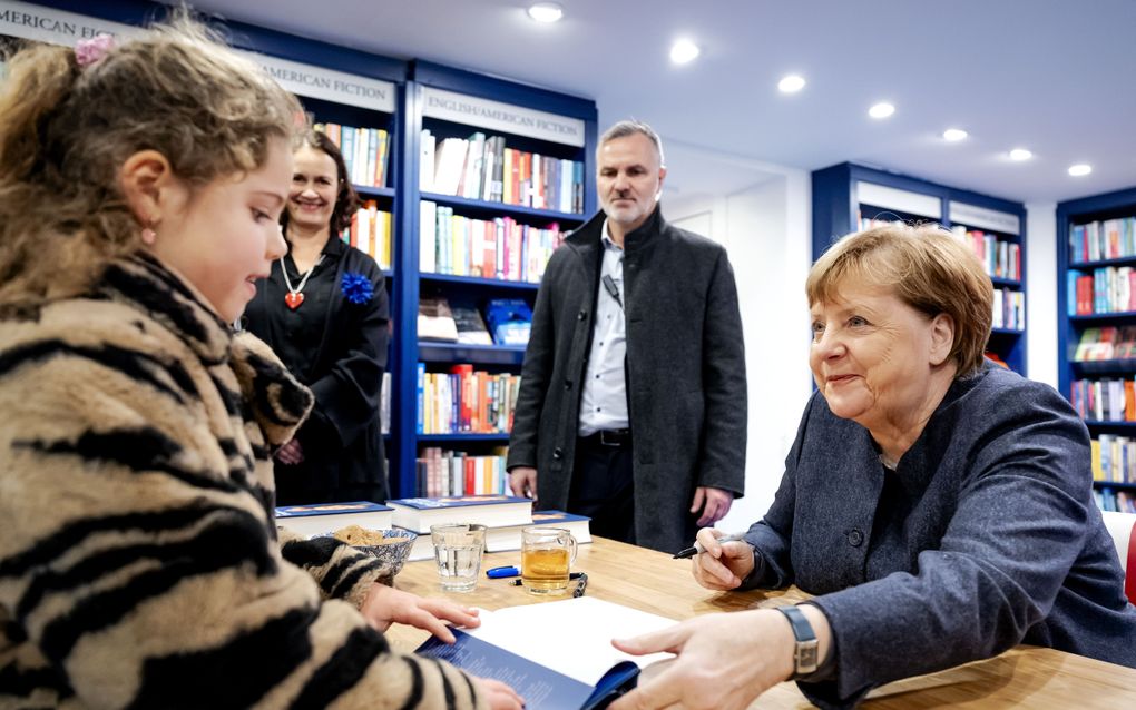 Merkel is in Amsterdam om haar boek Vrijheid te promoten. Ze signeerde haar politieke memoires bij boekhandel Athenaeum op het Spui. beeld ANP, Robin van Lonkhuijsen