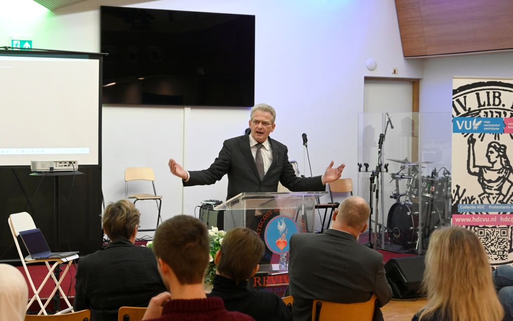 Dr. Roelof Bisschop was een van de sprekers tijdens de Trajectaconferentie, in de kerkzaal van een Amsterdamse migrantengemeente. beeld Paul Dijkstra