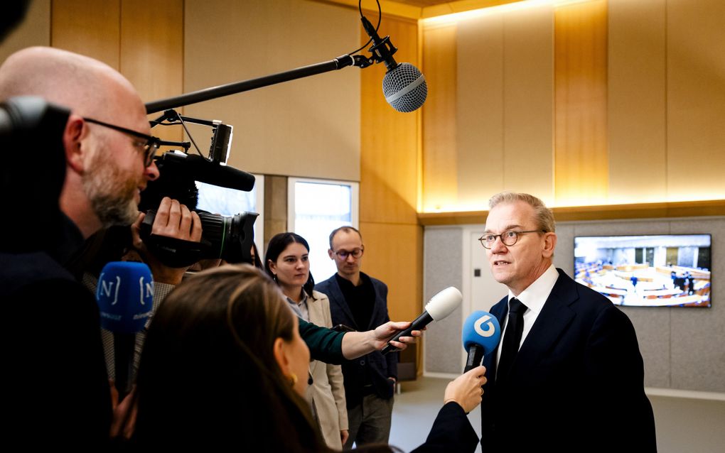 Eppo Bruins, minister van Onderwijs, Cultuur en Wetenschap, staat de pers te woord voorafgaand aan een debat over het akkoord over de onderwijsbegroting. beeld ANP, Sem van der Wal