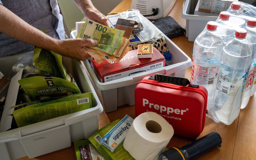 De regering roept burgers op een noodpakket in huis te halen met bijvoorbeeld een voorraad water, houdbaar voedsel en een noodradio. beeld ANP/Hollandse Hoogte, Patricia Rehe