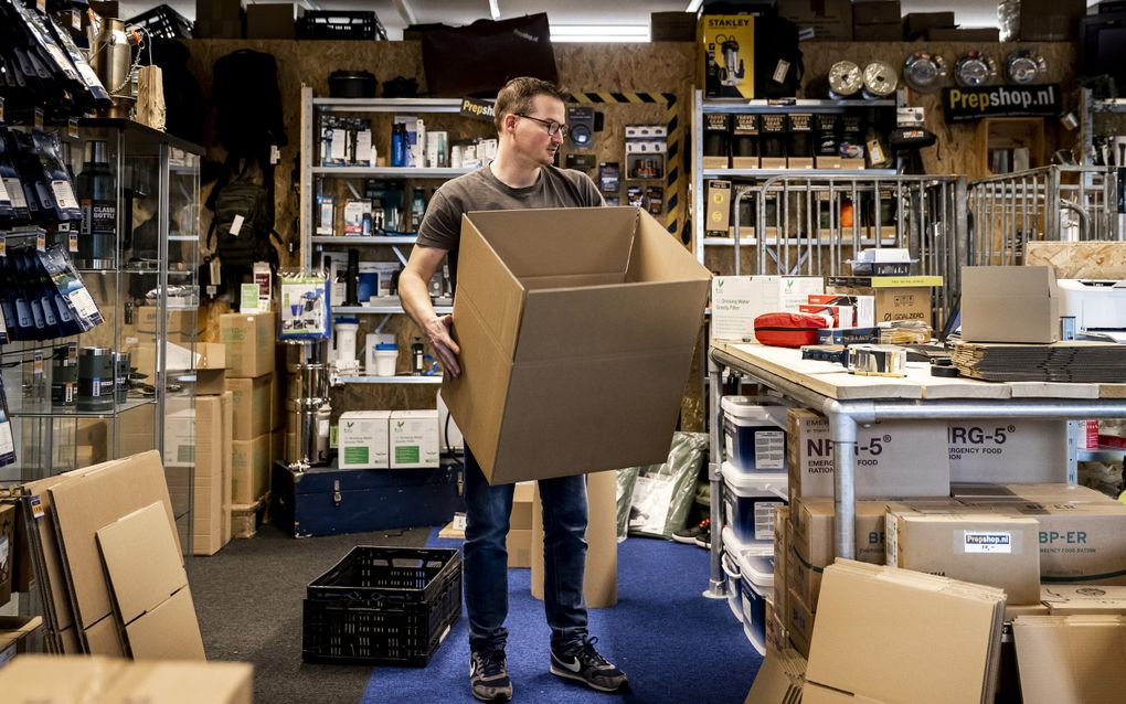 Een medewerker van Prepshop.nl aan het werk. De onlinewinkel kan het aantal bestellingen van noodpakketten nauwelijks aan na recente uitspraken van NAVO-chef Rutte en defensieminister Brekelmans over de dreiging van Rusland. beeld ANP, Remko de Waal