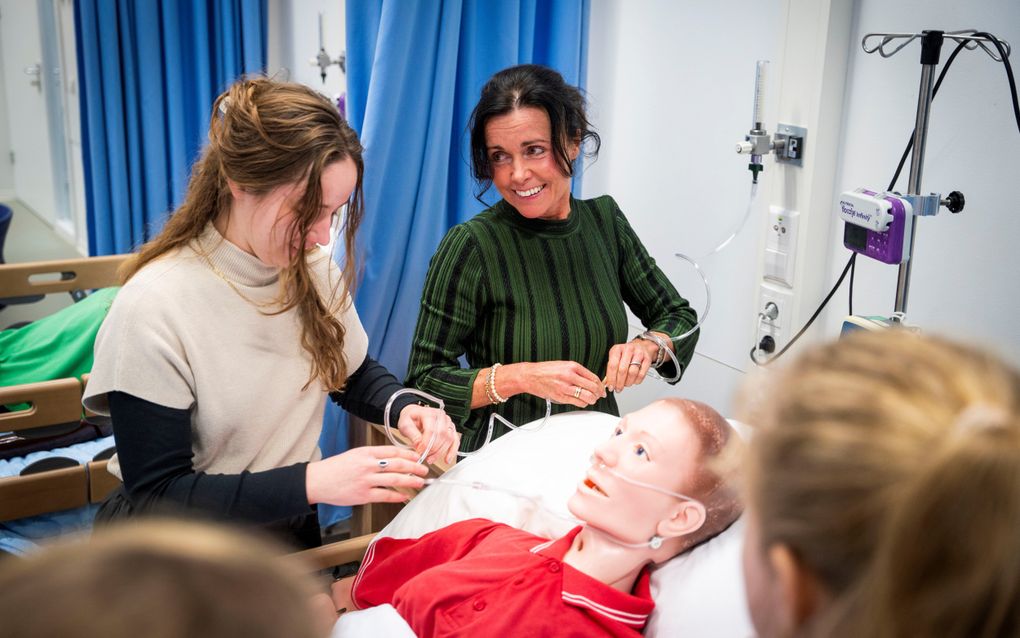 Angenieke Versluis deelt haar praktijkervaring graag met studenten van het Hoornbeeck College. beeld Cees van der Wal Fotografie