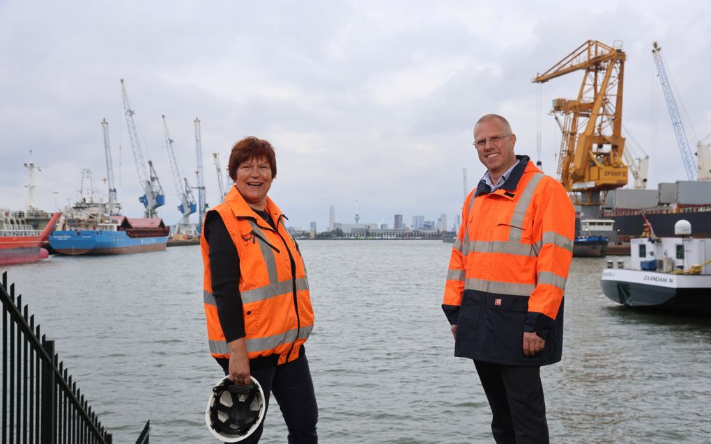 Helene Perfors en Erik Klok in de Rotterdamse haven.  beeld Dennis Wisse