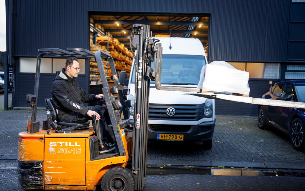 Roelof den Ouden laadt een vrachtwagen. Hij werkt bij een bedrijf in bevestigingsmaterialen. beeld Cees van der Wal