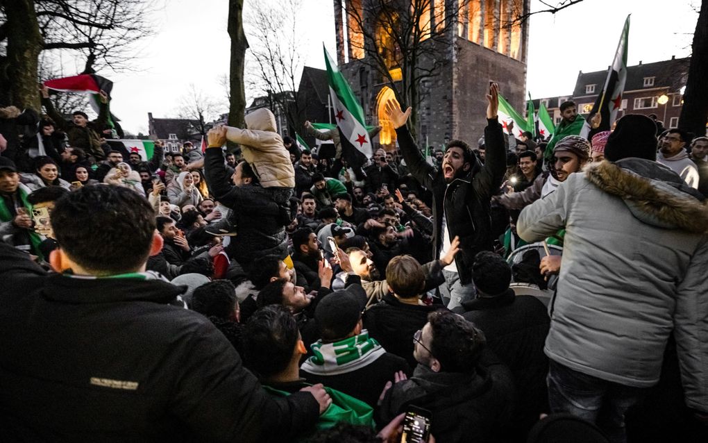 De val van het Assadregime in Syrië wordt op 8 december gevierd tijdens een betoging op het Domplein in Utrecht. beeld ANP, Rob Engelaar