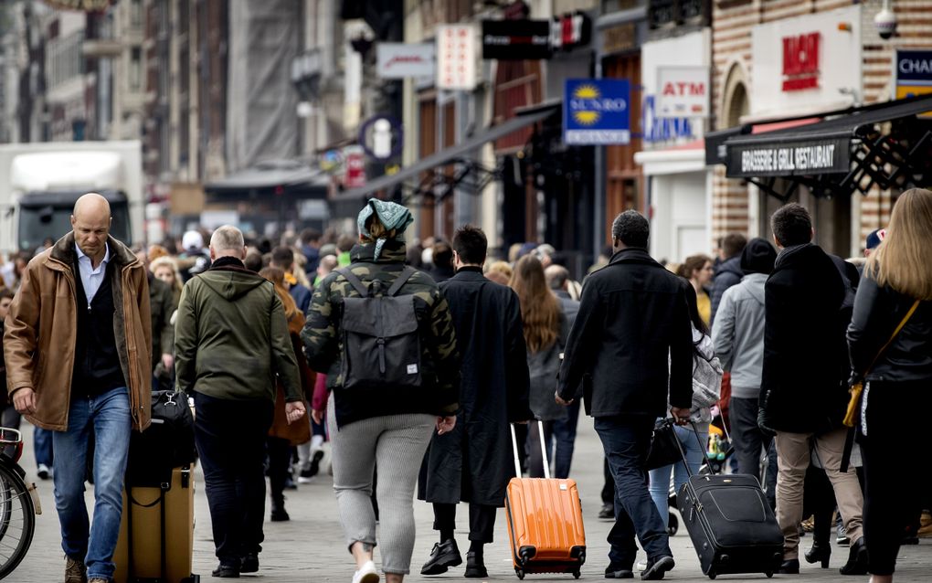 Drukte in Amsterdam. De Nederlandse bevolking groeit waarschijnlijk naar 20,6 miljoen in 2070, blijkt uit een prognose van het CBS. beeld ANP, Koen van Weel