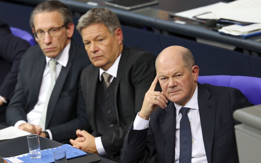 De Duitse minister van Financiën Jörg Kukies (SPD) (l.), de Duitse minister van Economie en Klimaat Robert Habeck (m.) en de Duitse bondskanselier Olaf Scholz (r.) wonen in de Bondsdag de vertrouwensstemming over de bondskanselier bij. beeld EPA, Filip Zanger 