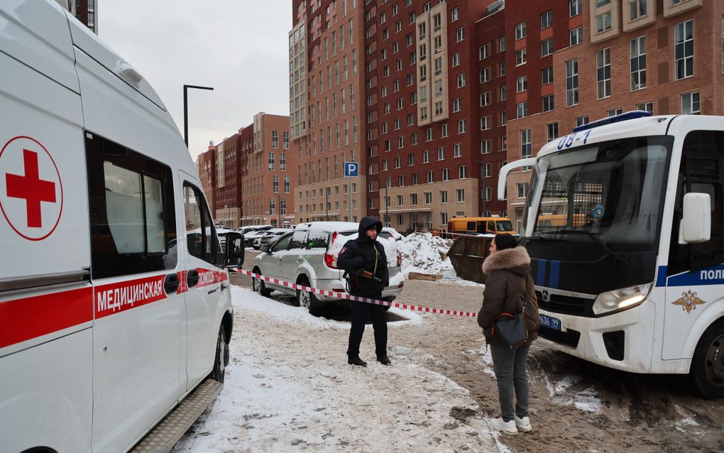 Hulpdiensten zetten de plek van de explosie in Moskou af. beeld EPA, YURI KOCHETKOV