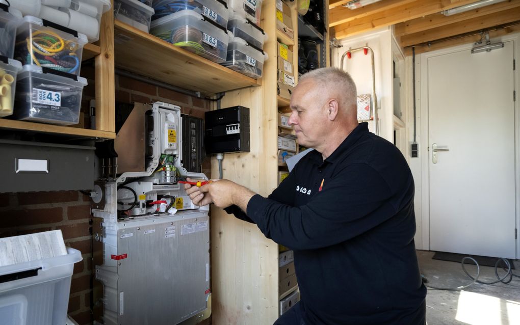 Monteur installeert een thuisaccu in een woning. beeld ANP, Sander Koning