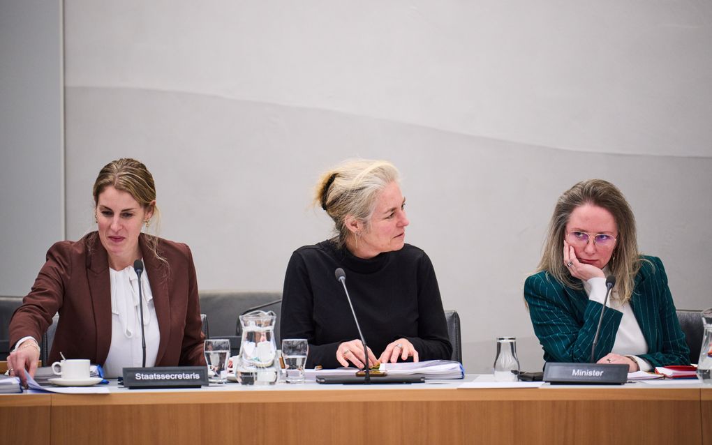 Minister Agema (rechts) en staatssecretaris Maeijer (links) tijdens een commissiedebat in de Tweede Kamer over het Integraal Zorgakkoord. beeld ANP, Phil Nijhuis