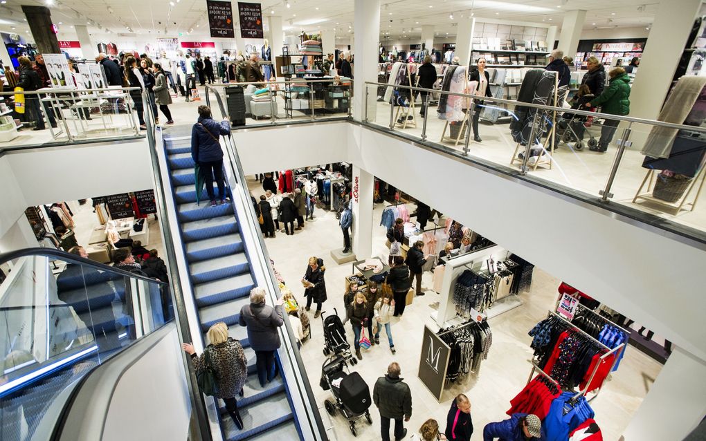 Vaak was het druk in de filialen van V&D. Maar kijkers waren vaak geen kopers. beeld ANP, Remko de Waal