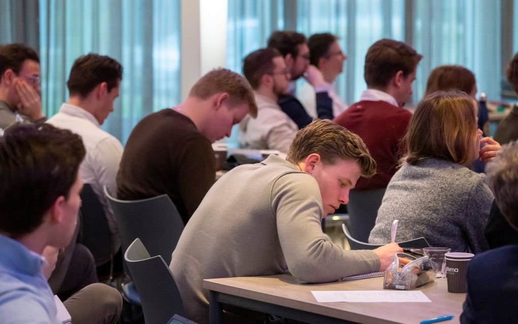 Studenten van de Gereformeerde Bond bezochten dinsdag een studiemiddag in Nijkerk. beeld Ruben Schipper