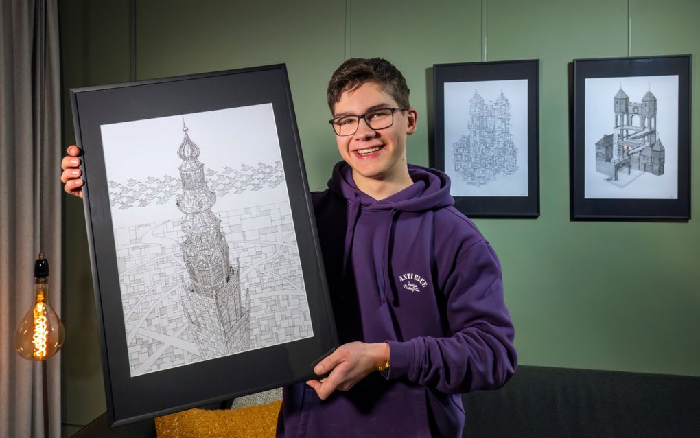 Aron Bakker met zijn tekening van de Onze Lieve Vrouwetoren in Amersfoort. beeld Ruben Schipper Fotografie