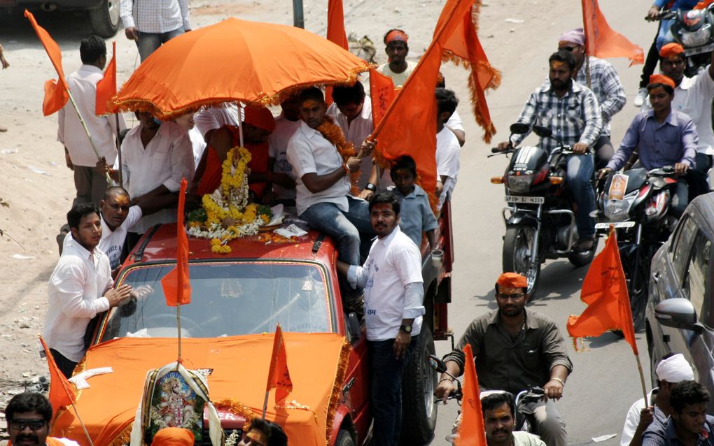 Indiërs in de stad Hyderabad nemen deel aan een optocht ter ere van een godheid uit het hindoeïsme. beeld Getty Images