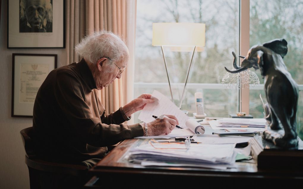 Prof. dr. Herman van Praag aan het werk achter zijn bureau. beeld Sjaak Verboom