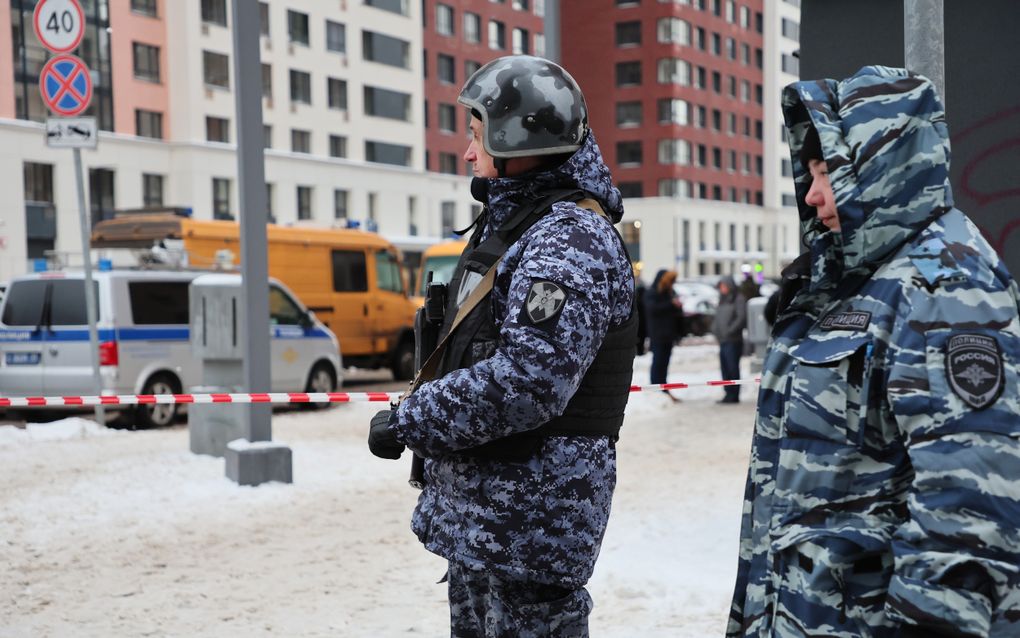 Politieagenten houden de wacht bij het appartementencomplex in Moskou waar generaal Igor Kirillov om het leven kwam. beeld EPA, Yuri Kochetkov