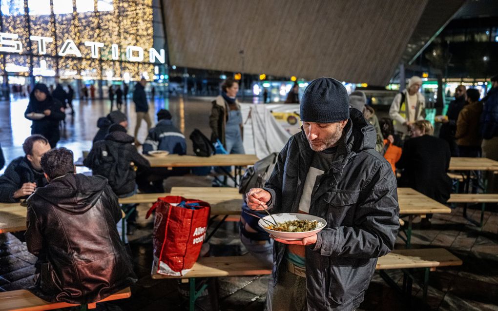 De Rotterdamse Pauluskerk voert actie tegen de zogenoemde bed-bad-broodregeling met een diner voor Rotterdam Centraal Station. beeld ANP, Frank de Roo