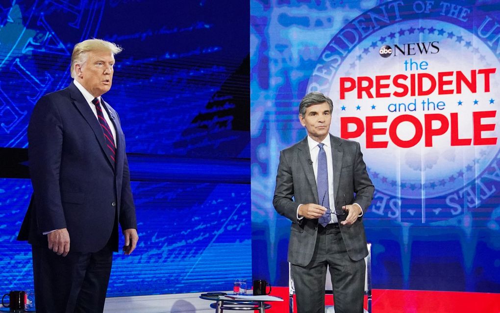 Donald Trump (l.) en presentator George Stephanopoulos van ABC News. De nieuwszender stemde er onlangs mee in om 15 miljoen dollar te betalen om een smaadzaak met Trump te schikken. De zaak volgde op opmerkingen van Stephanopoulos over Trumps aansprakelijkheid in een verkrachtingszaak. beeld AFP, Mandel Ngan 