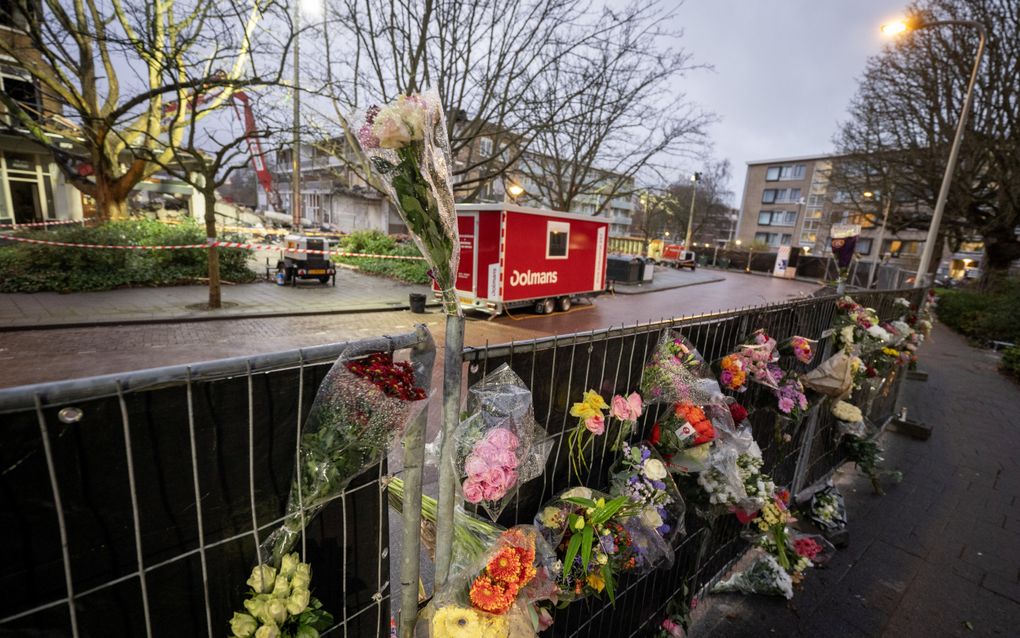  Bloemen op de afzetting bij de locatie aan de Tarwekamp waar een portiekflat bij explosies is verwoest. beeld ANP, Josh Walet