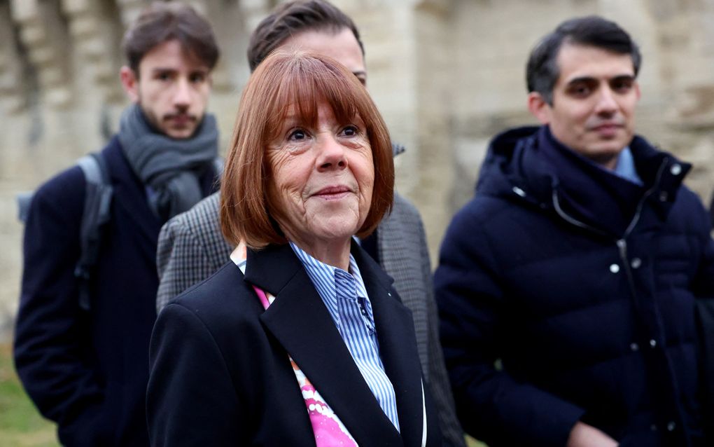 Gisèle Pelicot arriveert met haar advocaat Stephane Babonneau (r.) bij het gerechtsgebouw in Avignon. beeld AFP, Clement Mahoudeau