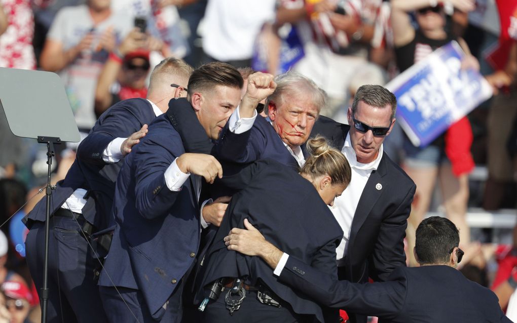 Donald Trump wordt van het podium getrokken na een aanslag op zijn leven op een campagnebijeenkomst. De kogel scheert rakelings langs zijn hoofd en schampt zijn oor. Ruim een week later trekt de Amerikaanse president Joe Biden zich terug als presidentskandidaat, na maandenlange kritiek over zijn functioneren en hoge leeftijd. Vice-president Kamala Harris volgt hem op als kandidaat. beeld EPA