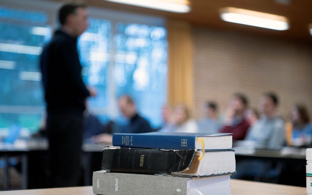 Een college filosofie bij docent dr. G.A. van den Brink. beeld Ruben Meijerink