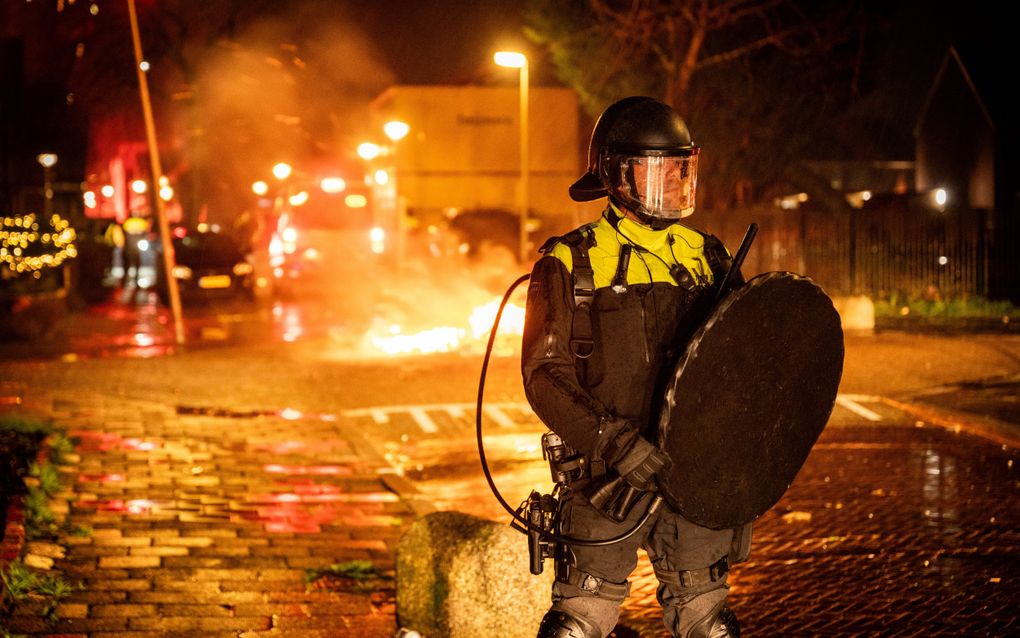 De mobiele eenheid in actie tijdens oud en nieuw in Alphen aan den Rijn. beeld ANP, Josh Walet