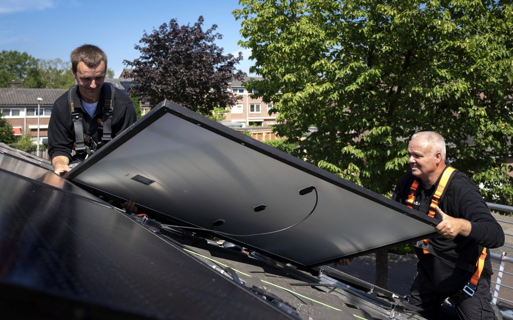 Zonnepanelen worden geïnstalleerd op een woning. beeld ANP, Sander Koning