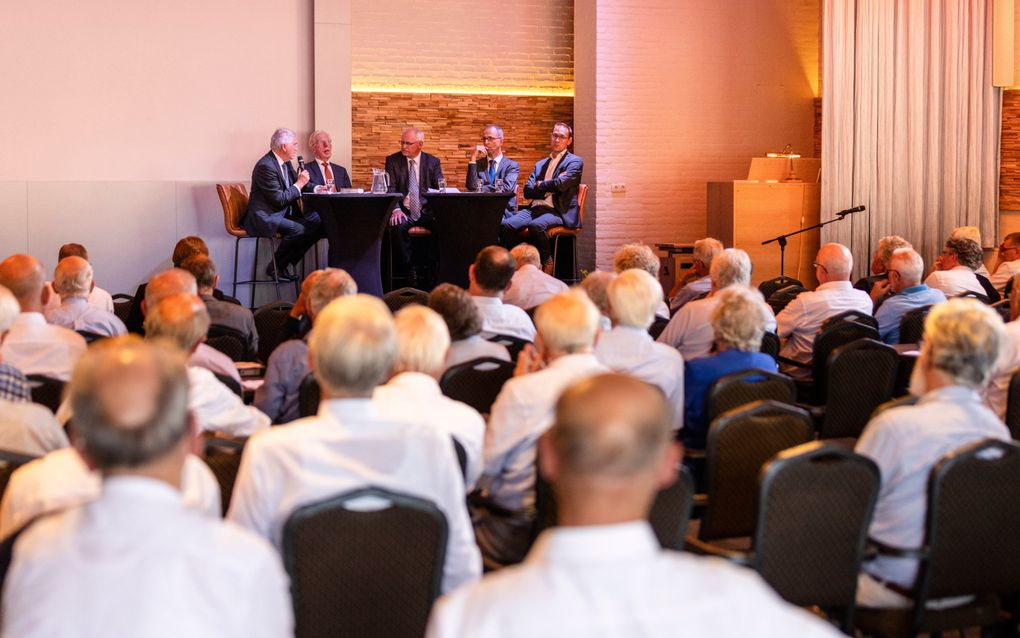 Archiefbeeld uit 2022 van een conferentie van de Gereformeerde Bond en de inmiddels opgeheven vereniging Protestants Nederland over ”Gereformeerd in de volkskerk”. Links op het podium zit oud-voorzitter ds. J.M.J. Kieviet. beeld André Dorst