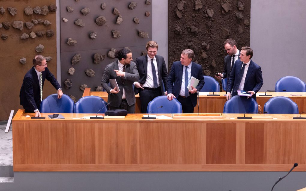 Diederik van Dijk (derde van rechts) en Don Ceder (tweede van links) tijdens een debat over de NAVO-norm.  ANP, Dirk Hol