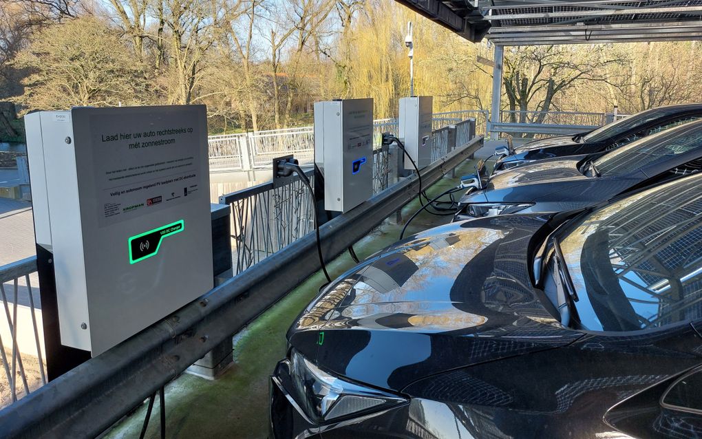 Bij verzekeringsbedrijf ASR laden de elektrische auto’s op zonnestroom met gelijkspanningstechniek van DC Systems. beeld DC Systems