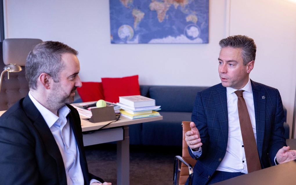 Jimmy Dijk (fractievoorzitter SP) en Chris Stoffer (fractievoorzitter SGP) in de kamer van Jimmy Dijk in het Tweede Kamergebouw. beeld Dirk Hol